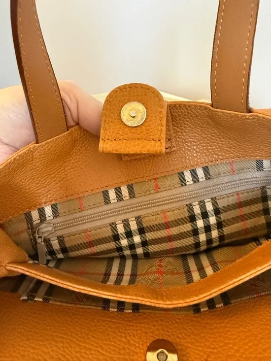 Vintage Burberry Pebbled Leather Handbag and Bi-fold Wallet with Haymarket Check - Picture 9 of 15